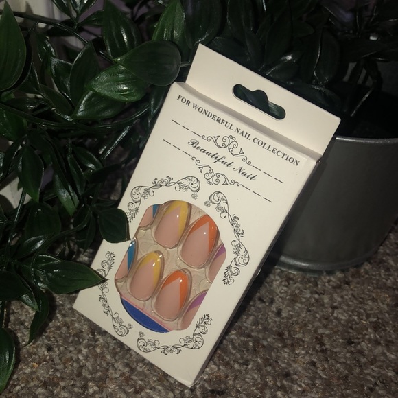 24 Colourful Fake Nails - Picture 3 of 4